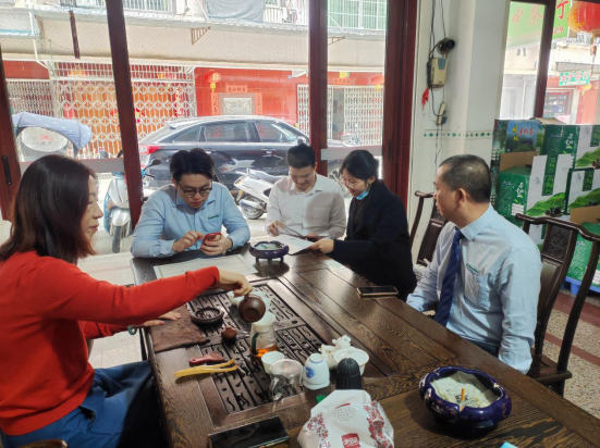 曾炜莹和当地银行网点工作人员一同办理业务