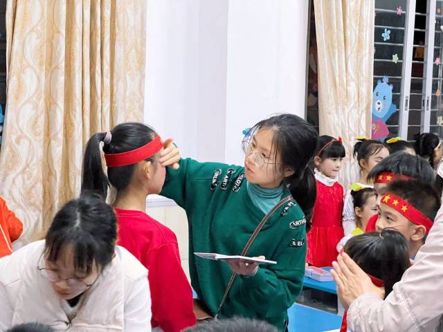 李加加和陳瑩瑩為即將登臺的學(xué)生化妝