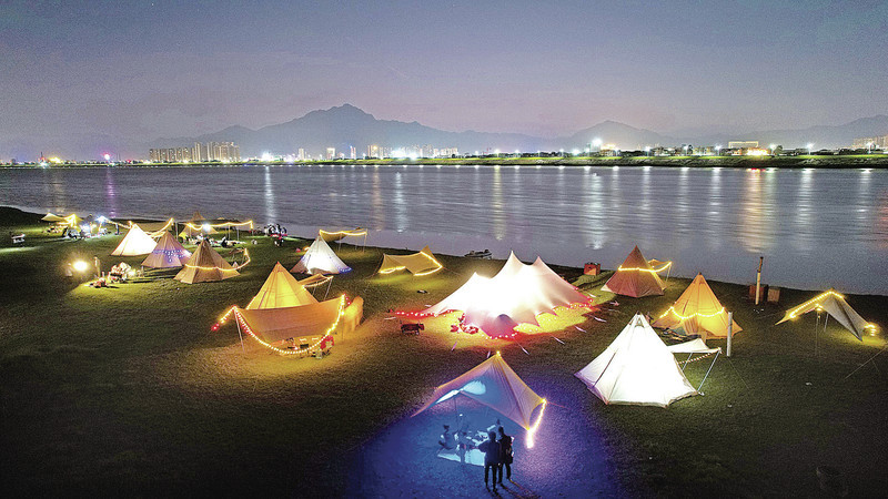 5月3日,市民游客在鼎湖区砚洲岛露营.刘春林 摄