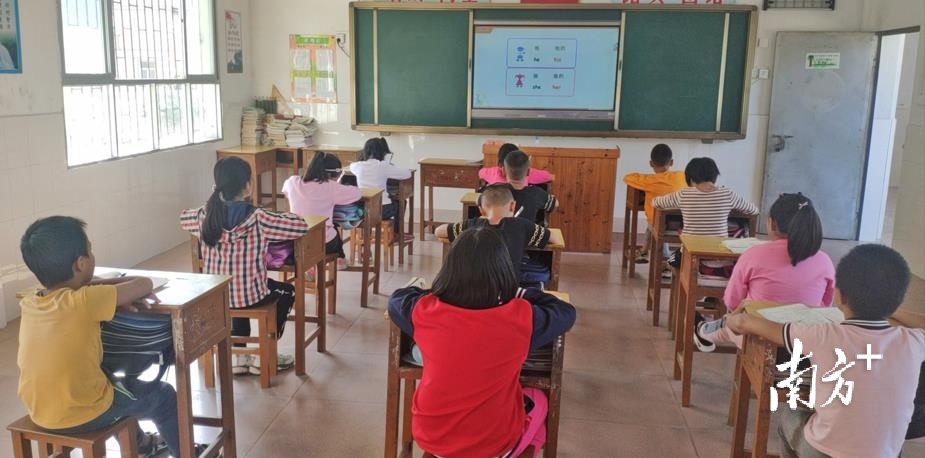 大桥镇中心小学教学点学生正在平台上英语专递课。