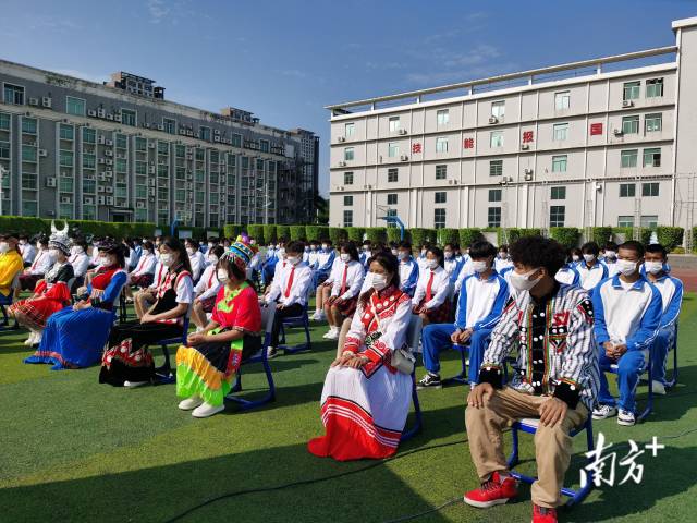 5月4日上午，珠海市工贸技工学校与澳门培华中学通过网络形式共同开展“同升一面旗、同唱一首歌、同上一节课”为主题的五四青年节活动。  南方+ 冉小平 拍摄