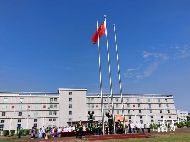 5月4日上午，珠海市工贸技工学校与澳门培华中学通过网络形式共同开展“同升一面旗、同唱一首歌、同上一节课”为主题的五四青年节活动。  南方+ 冉小平 拍摄