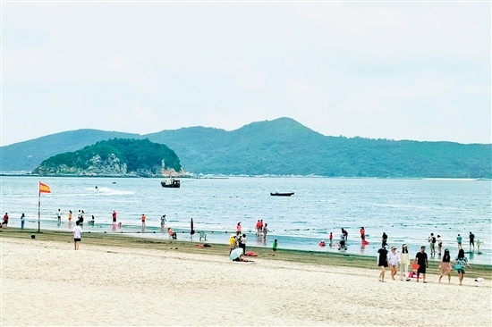 随着夏天的到来，台山滨海旅游逐渐进入旺季。 陈方欢 摄