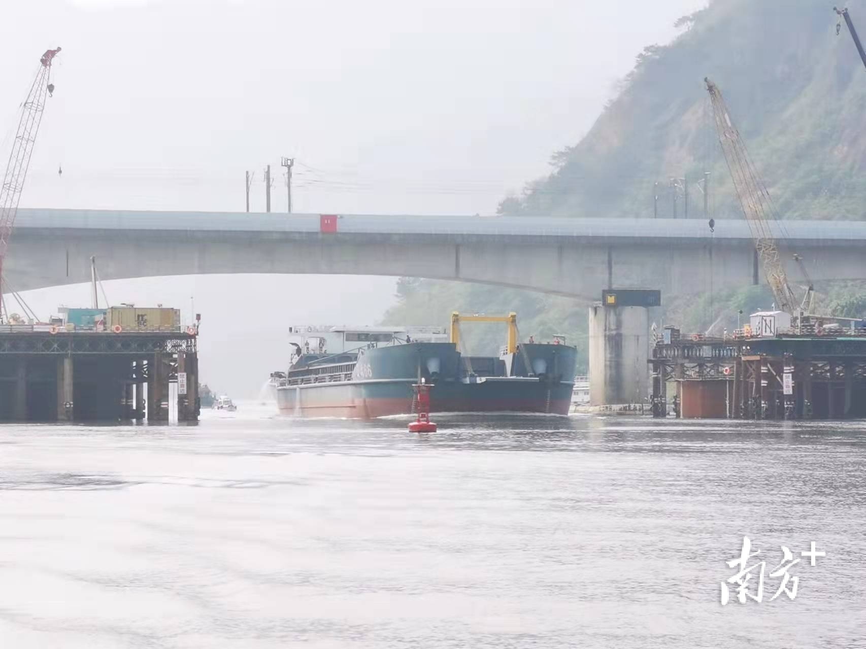 大型船舶“正远66”驶过广清城轨北江特大桥项目通航孔。