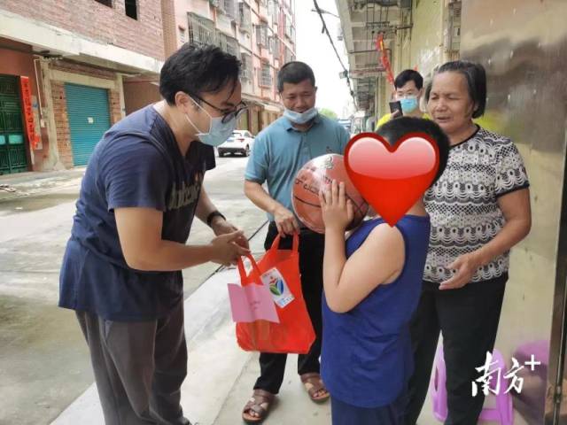 近日，南方+专访桥头镇镇长刘锦棠，分享推动未成年人保护工作的经验。