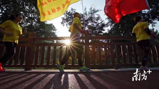 4月30日上午11点20分,在世界之巅的珠穆朗玛峰,清溪镇登山爱好者林志勇成功站上这最接近天空的土地上,第一时间展开了一面写有“中国最美小镇•清溪” 和“清溪镇跑步协会”的旗帜。