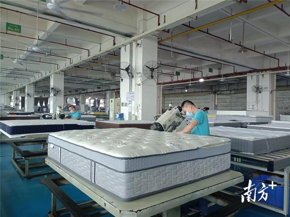 运时通享受到税费缓缴政策。图为运时通的生产车间。受访者供图