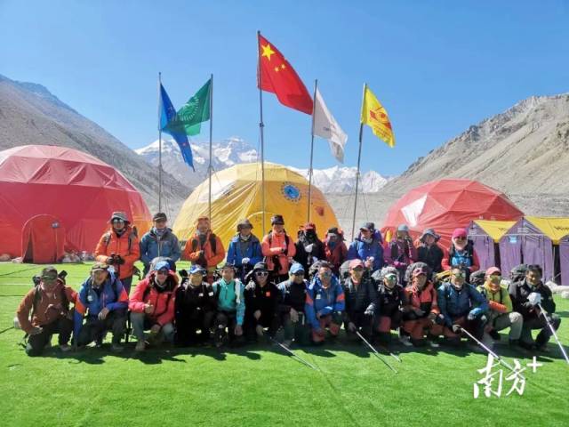 4月30日上午11点20分,在世界之巅的珠穆朗玛峰,清溪镇登山爱好者林志勇成功站上这最接近天空的土地上,第一时间展开了一面写有“中国最美小镇•清溪” 和“清溪镇跑步协会”的旗帜。