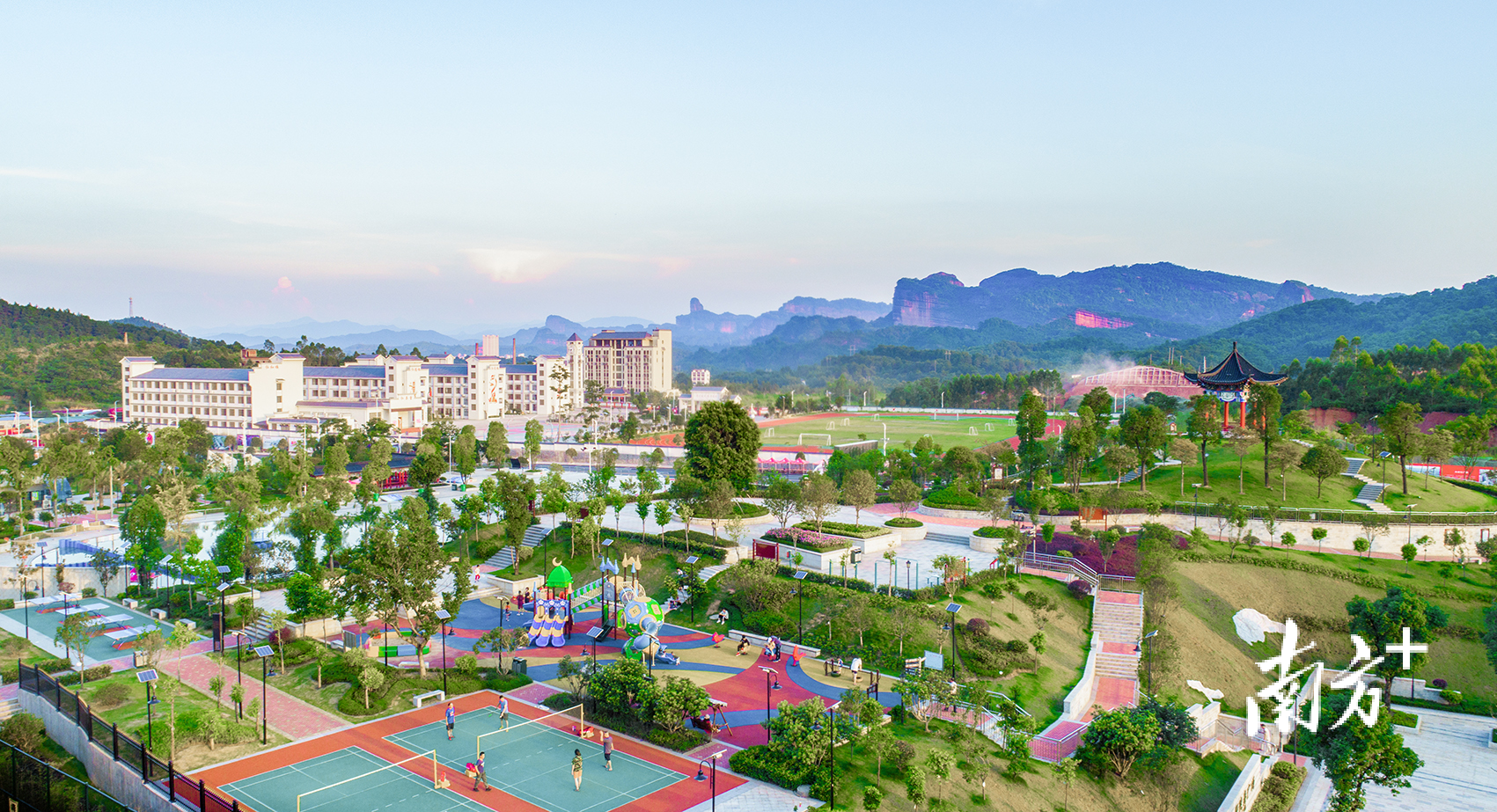 “生态、活力、幸福”新仁化建设愈加完善。 “生态、活力、幸福”新仁化建设愈加完善。