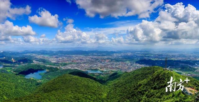 4月30日上午11点20分,在世界之巅的珠穆朗玛峰,清溪镇登山爱好者林志勇成功站上这最接近天空的土地上,第一时间展开了一面写有“中国最美小镇•清溪” 和“清溪镇跑步协会”的旗帜。