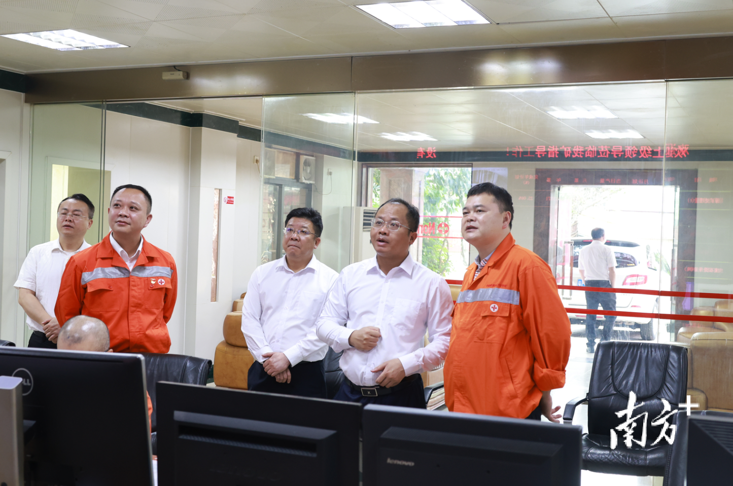 仁化县委书记、县长陈夏广在企业调研。龙全民 摄 仁化县委书记、县长陈夏广在企业调研。龙全民 摄