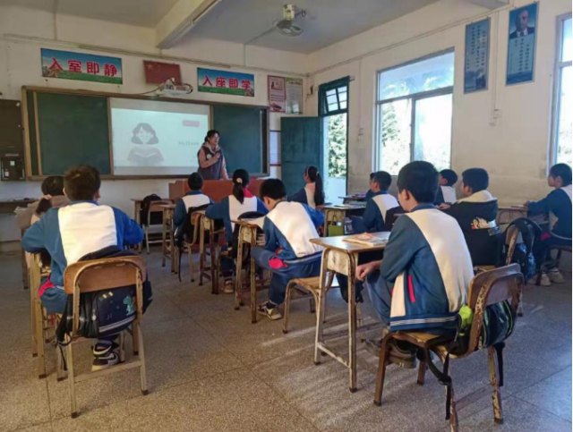 为水浪小学同学们授课