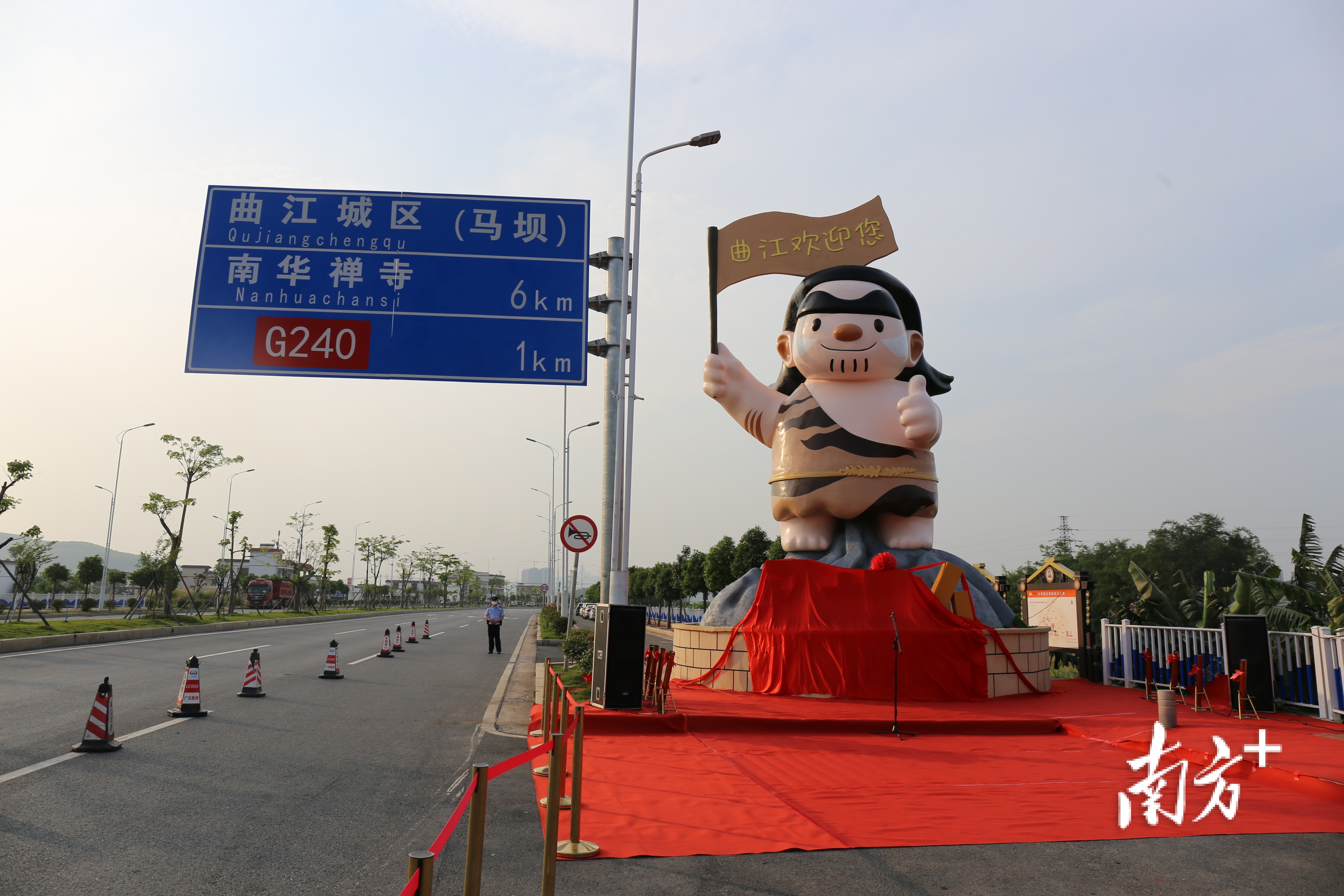曲江城市形象雕塑“现身”京港澳高速韶关南出口。