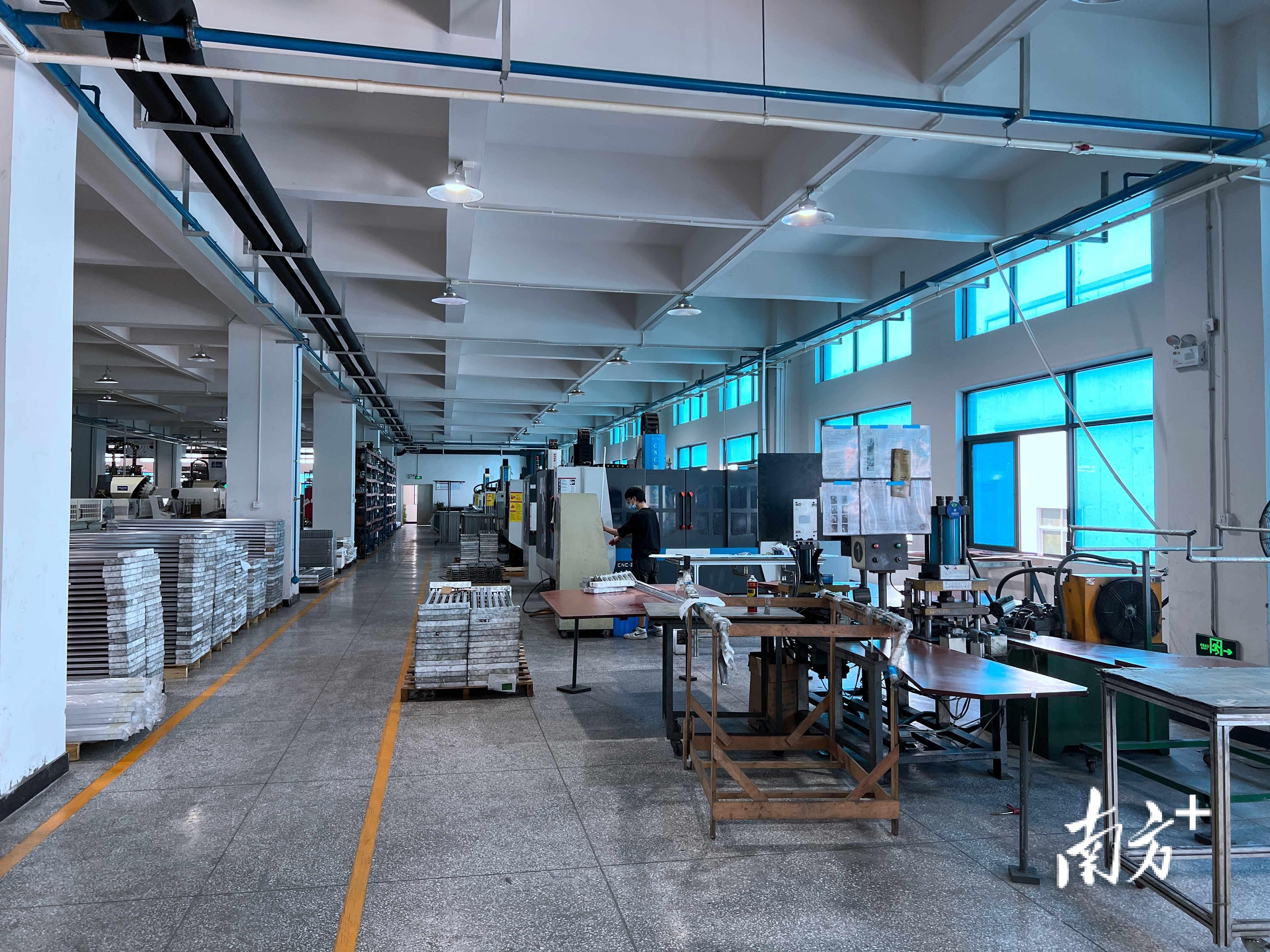 近日,塘厦镇的规上企业东莞智信五金制品有限公司制一课CNC装配组获授 〝广东省工人先锋号〞荣誉称号。