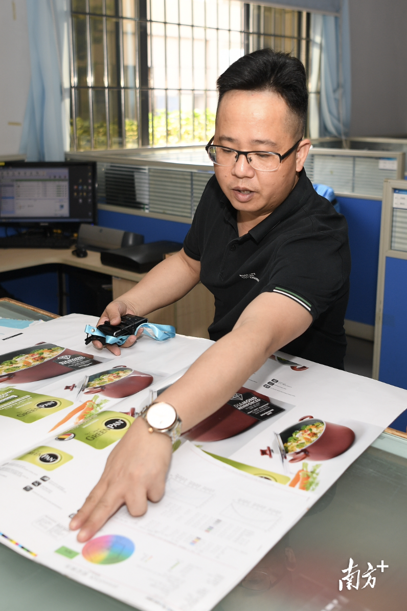 黄真在介绍兴艺的色彩管理技术。  南方+ 杨兴乐 拍摄