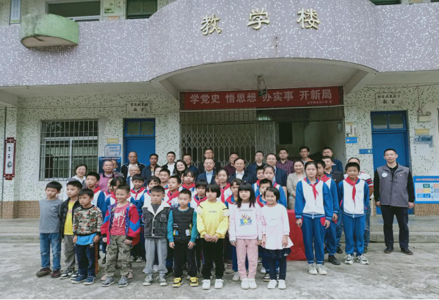 向水浪小学捐赠图书