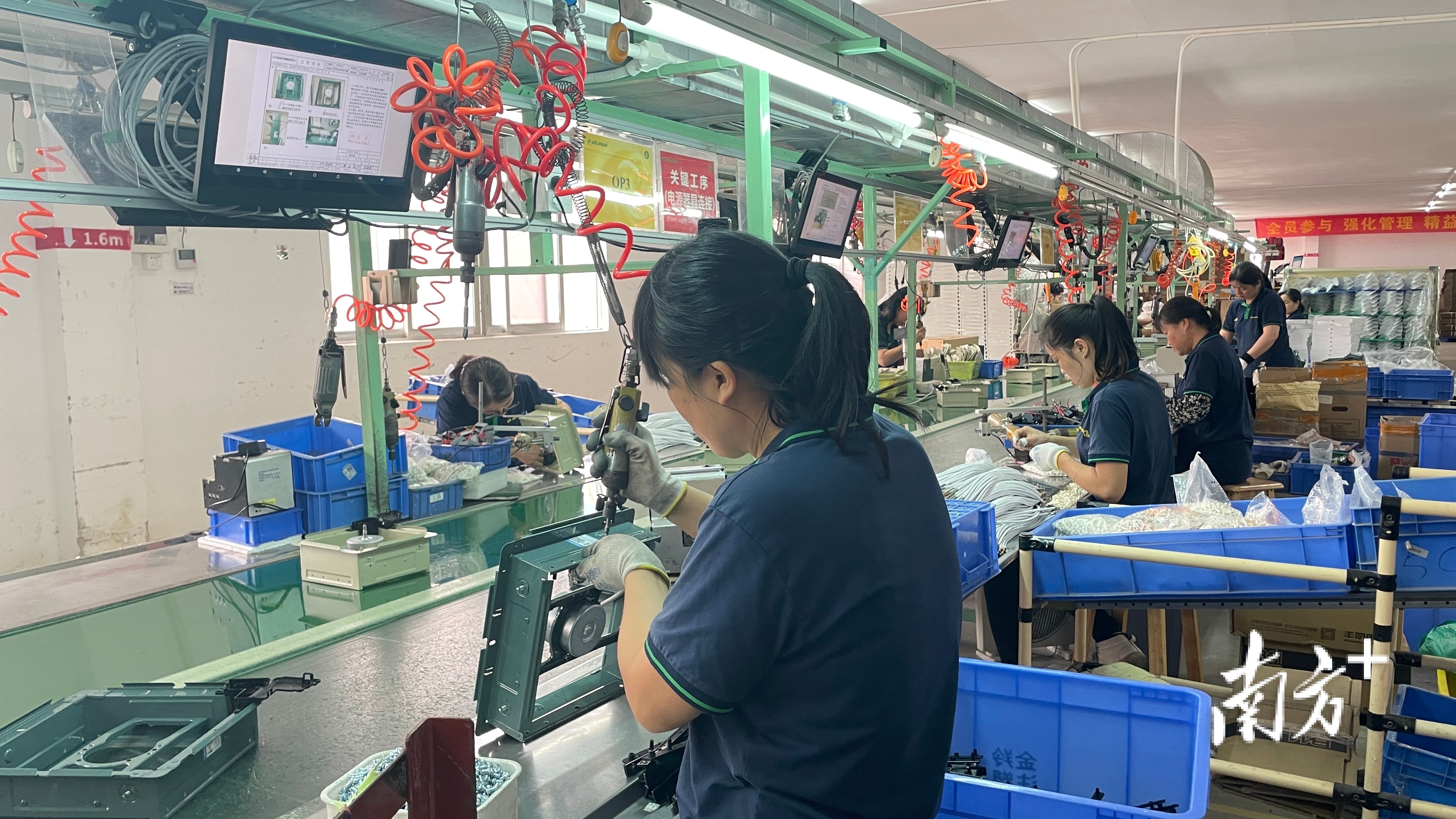 在金羚排气扇的生产车间,每个工位都安装了一台平板电脑.李霭莹 摄