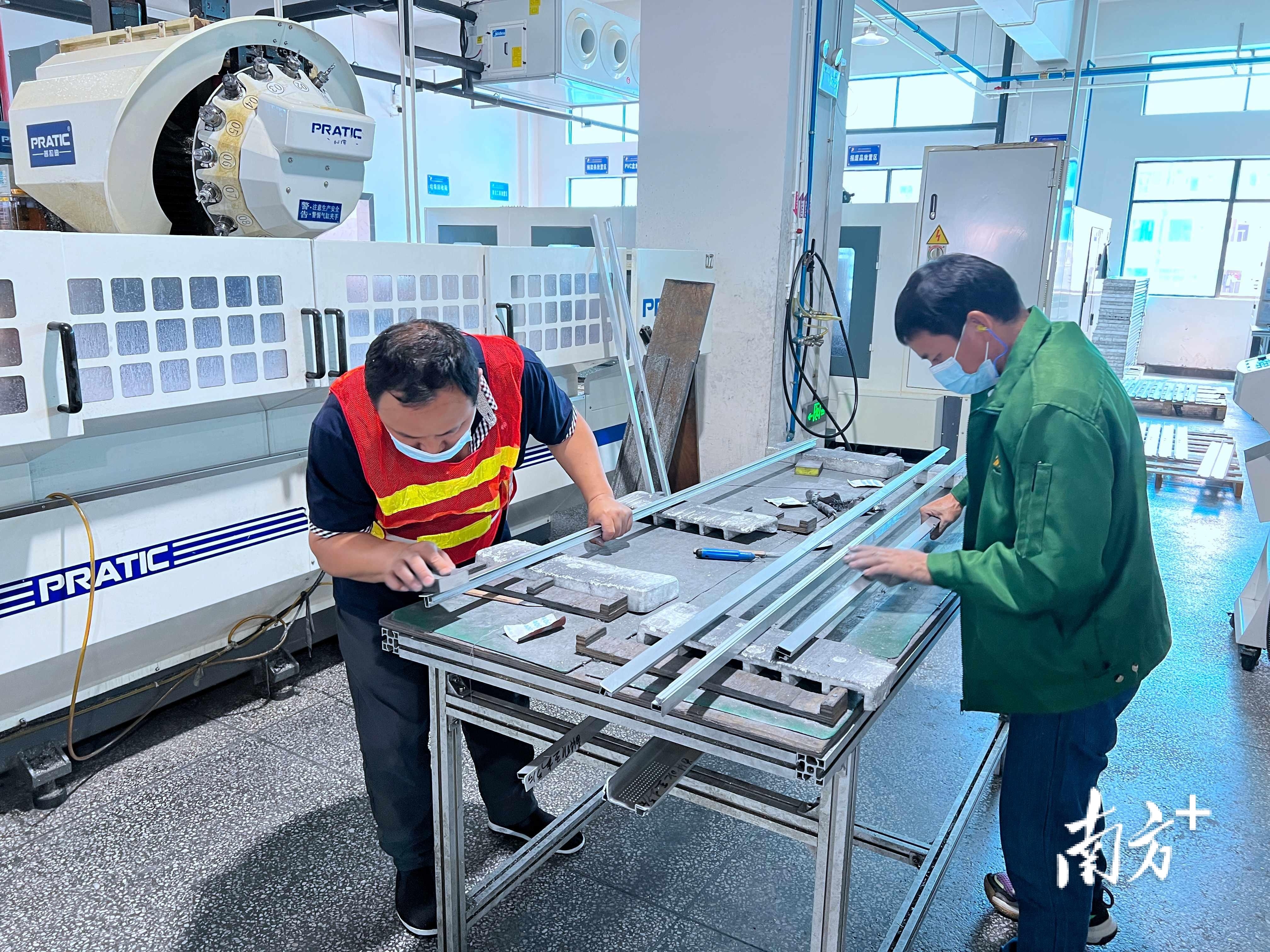 近日,塘厦镇的规上企业东莞智信五金制品有限公司制一课CNC装配组获授 〝广东省工人先锋号〞荣誉称号。