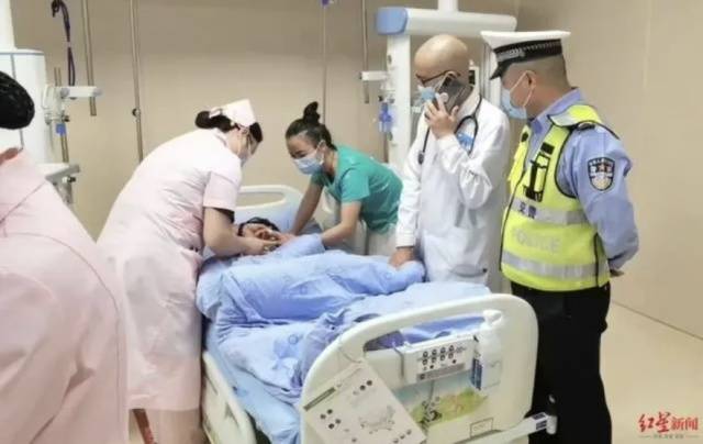 小男孩被红火蚁咬伤，紧急送医治疗。红星新闻图