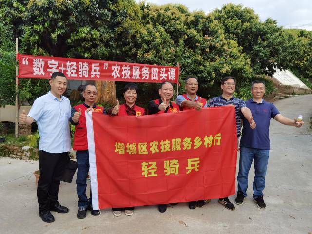 轻骑兵入荔枝林讲授荔枝管护办法后留影