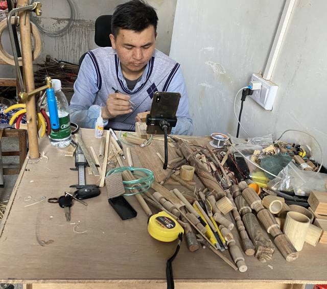 黄彩辉在自己的工作室内