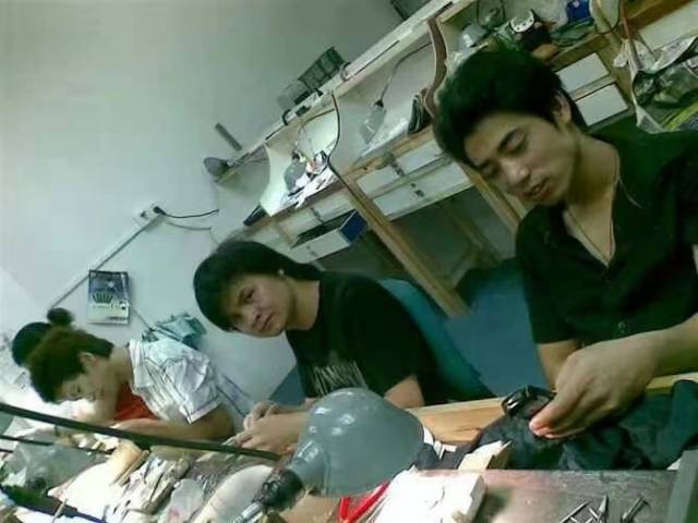 在珠宝厂工作时的旧照（右二为黄彩辉）