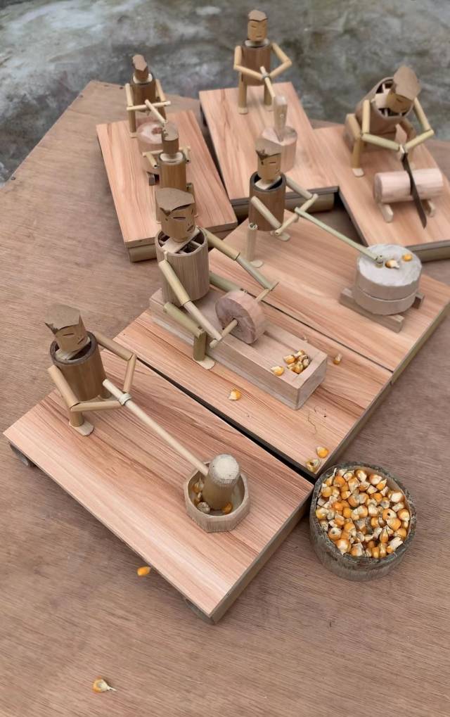 还原农家生活场景的竹节人