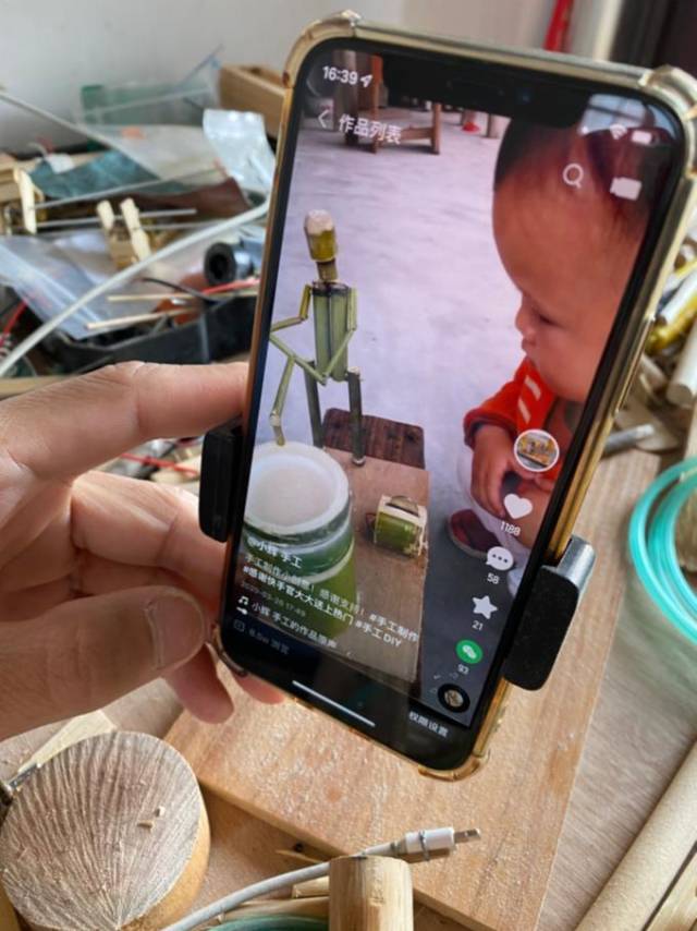 制作的第一个竹节人，侄女看得目不转睛