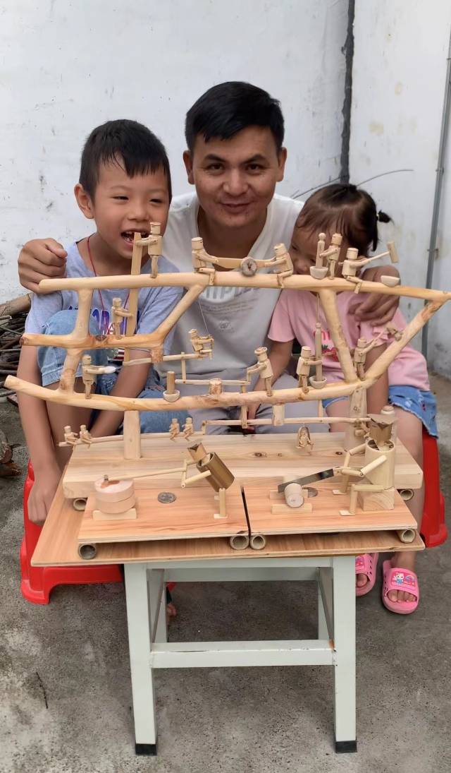 黄彩辉和侄子、侄女一起