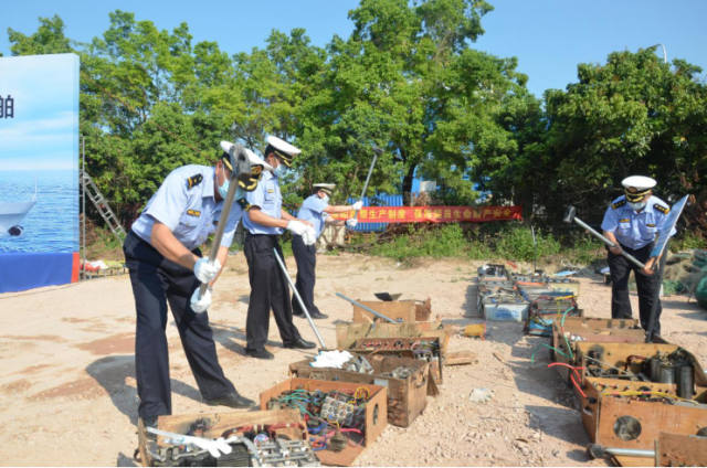 执法人员销毁涉渔“三无”船舶设备
