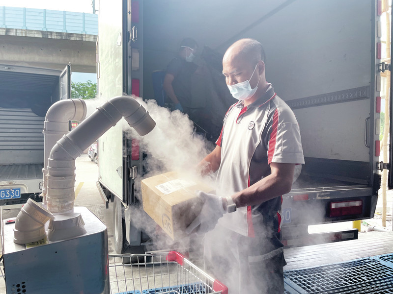 顺丰肇庆星湖肇庆大道速运营业点快递员正在消毒包裹。 顺丰肇庆星湖肇庆大道速运营业点快递员正在消毒包裹。