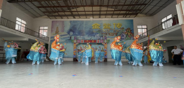 小队员练习鳌鱼舞。图/沙涌小学