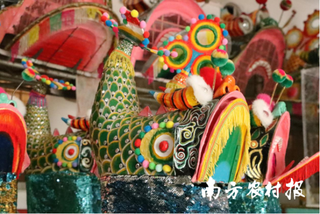 江炳贤制作的鳌鱼工艺品。图/郑少锋