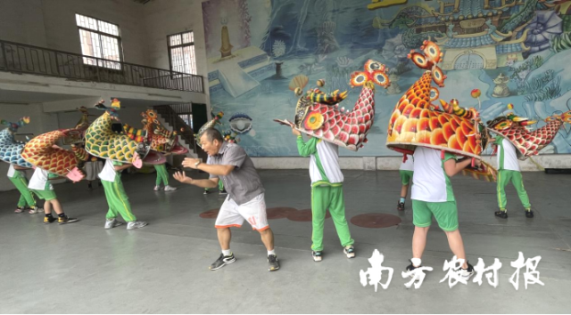 小队员在教练幸泽良的指导下练习鳌鱼舞。图/沙涌小学