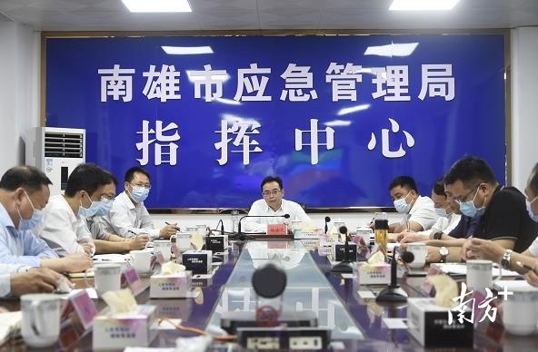 5月9日晚，南雄市召开防御强降雨强对流天气会商研判会议。