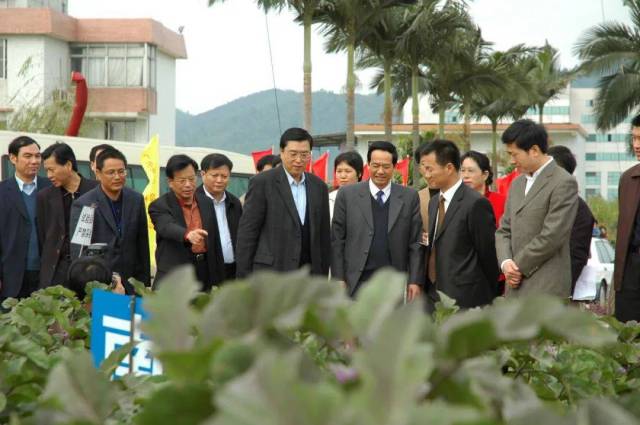 2005年12月12日，中央政治局常委,，國務(wù)院副總理,、黨組成員，時任廣東省委書記張德江同志到廣東省農(nóng)業(yè)良種示范推廣中心視察工作,。