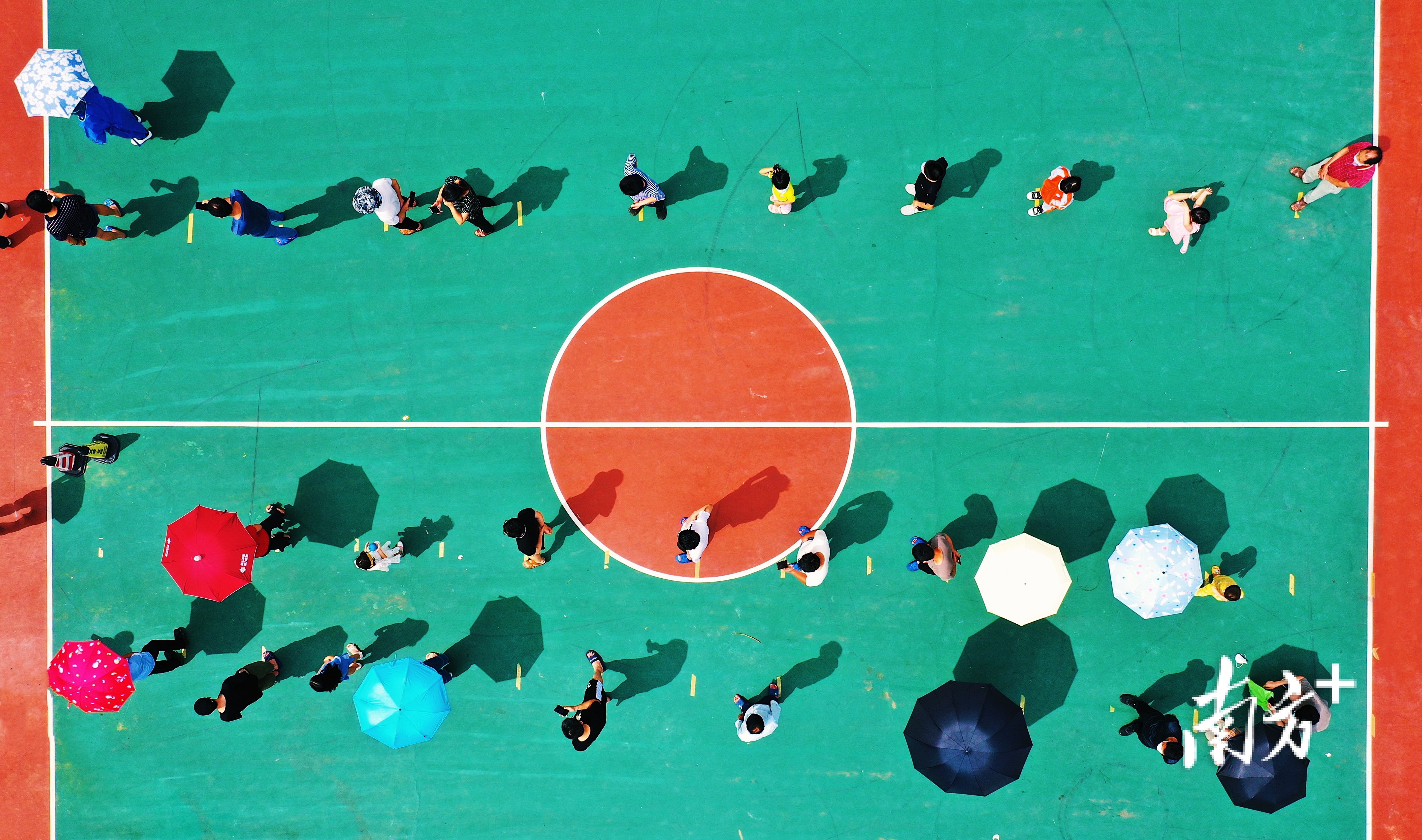 坡头区许爱周文体馆，附近居民在做核酸检测。