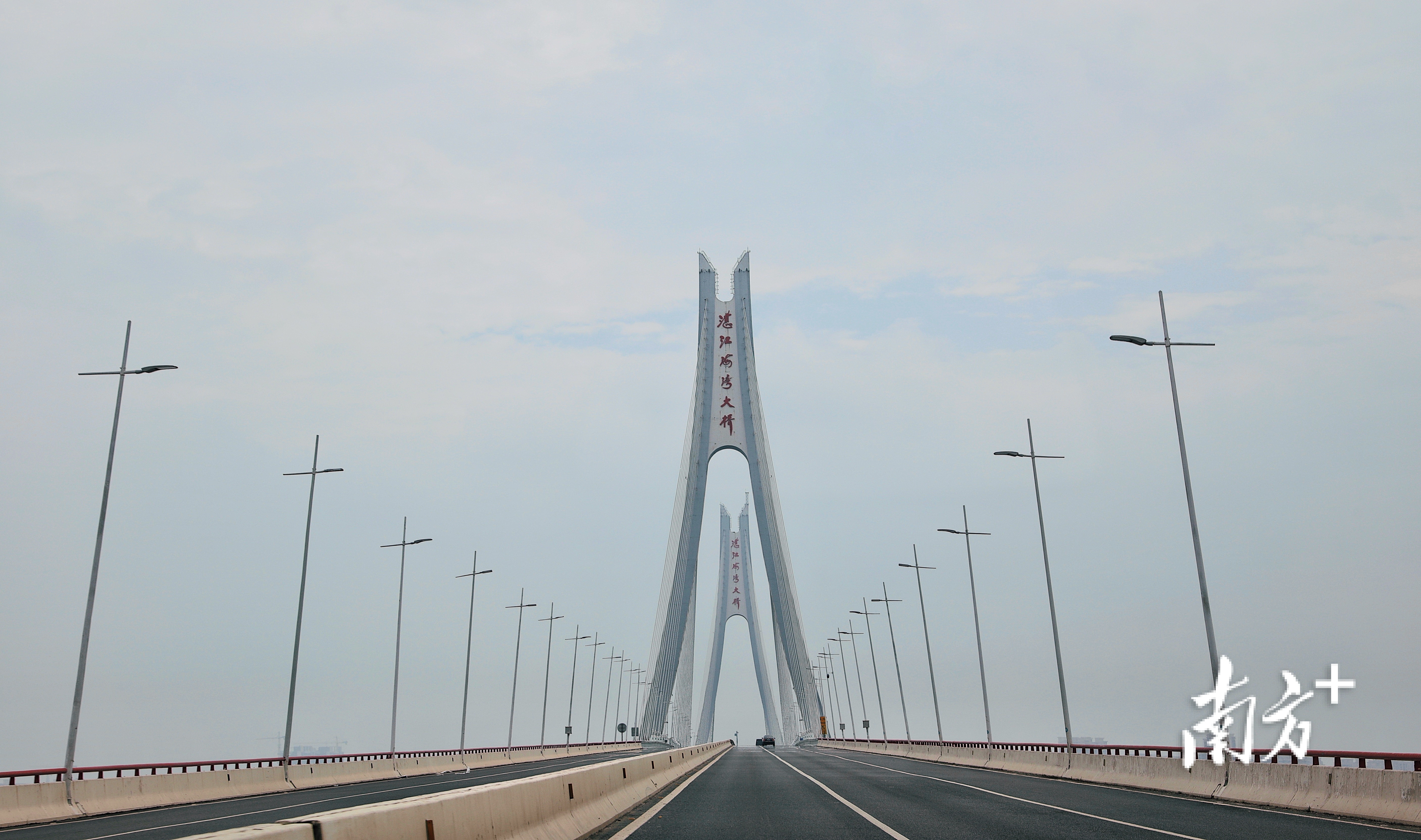 5月11日，通往坡头区的湛江海湾大桥上车辆稀少。