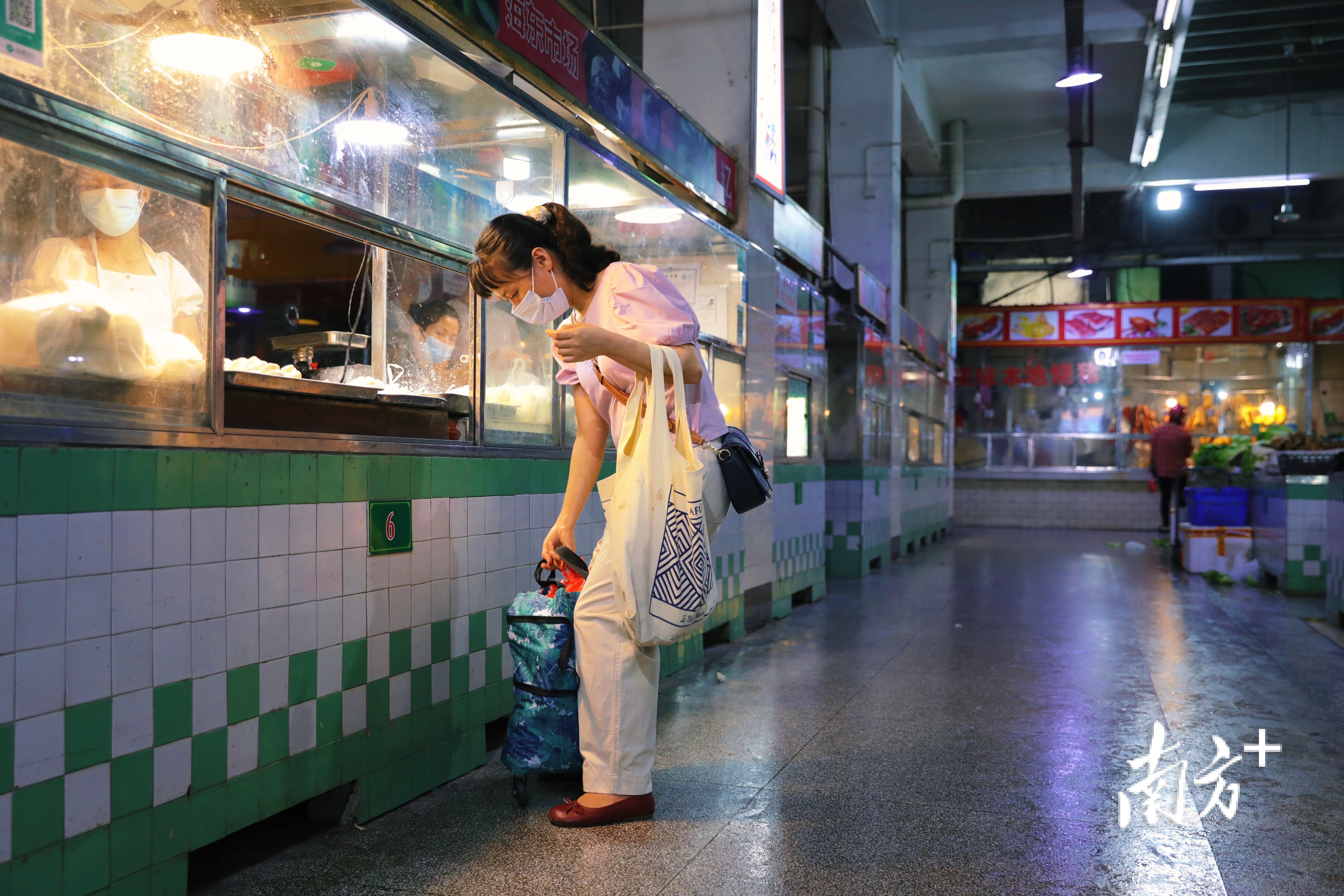 5月11日，坡头区海东市场正常营业，市民拉着推车前来购买生活物资。