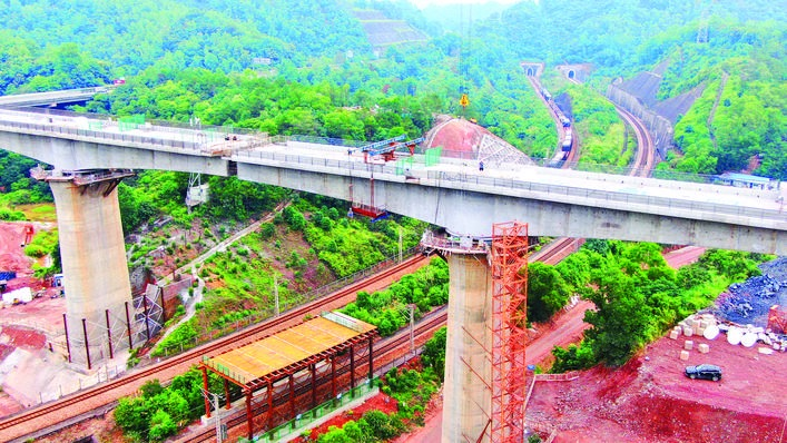 合龙后的广汕铁路跨京九铁路特大桥。记者 王建桥 通讯员 卢小康 摄 合龙后的广汕铁路跨京九铁路特大桥。记者 王建桥 通讯员 卢小康 摄