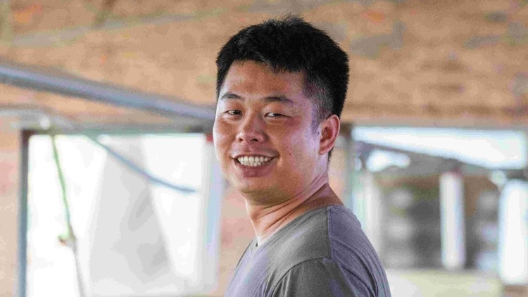 给猪打疫苗、配种、接生......湛江90后兽医返乡六年练就十八般武艺