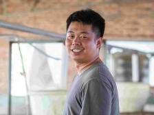 给猪打疫苗、配种、接生......湛江90后兽医返乡六年练就十八般武艺