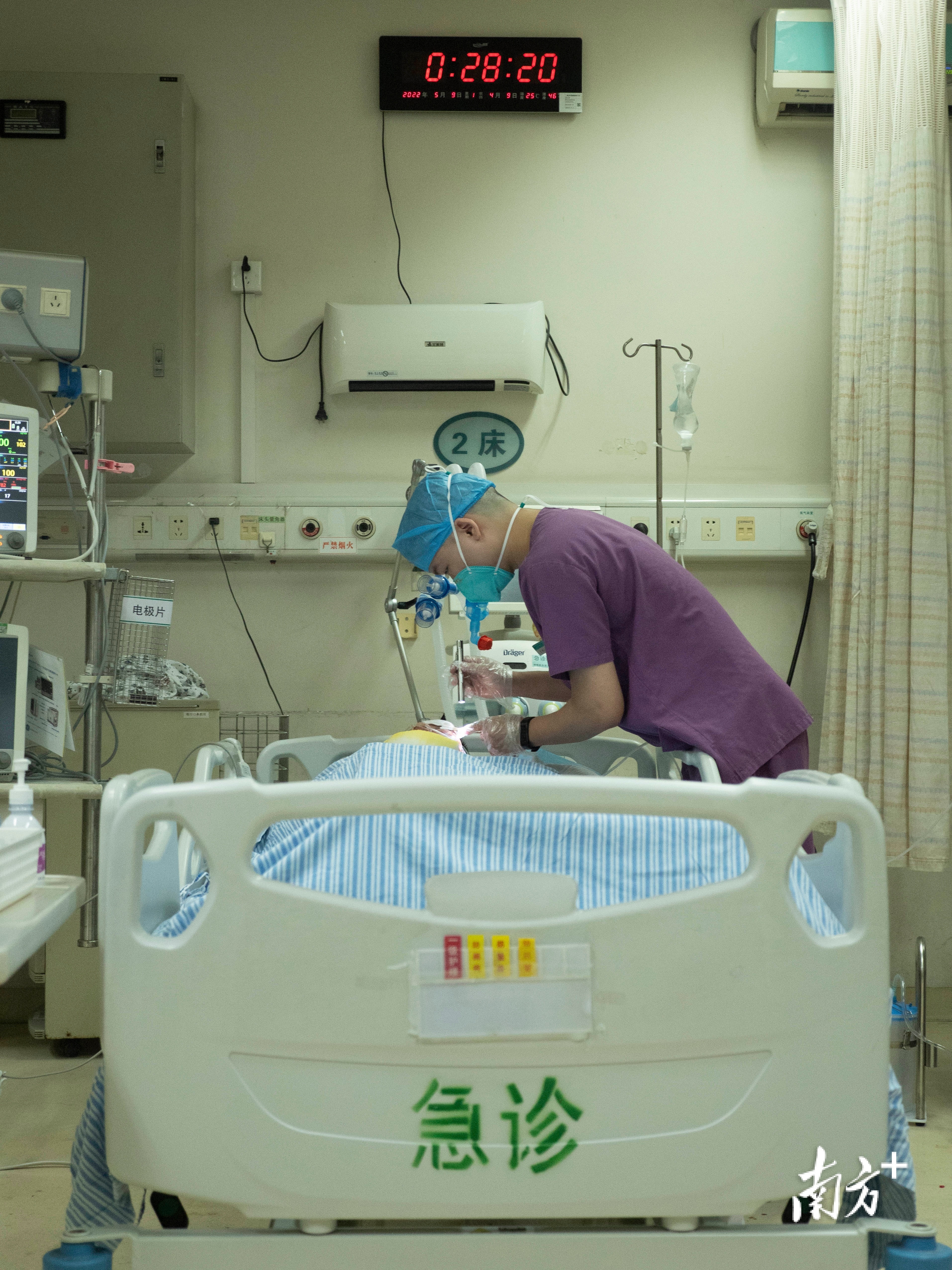 刘奥护理急诊患者。 南方+ 戴嘉信 拍摄 刘奥护理急诊患者。 南方+ 戴嘉信 拍摄
