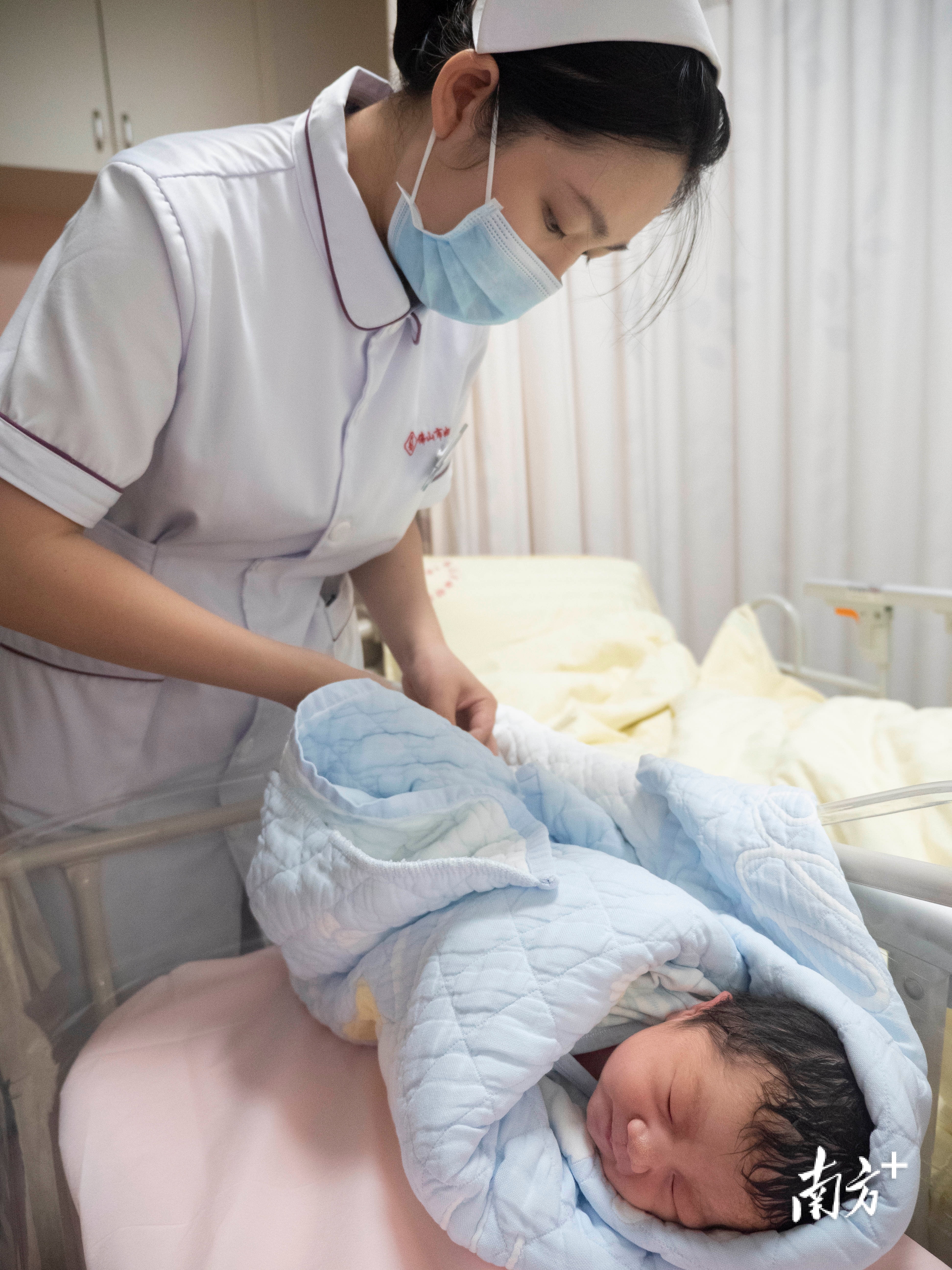 何绮静照顾新生儿。 南方+ 戴嘉信 拍摄 何绮静照顾新生儿。 南方+ 戴嘉信 拍摄