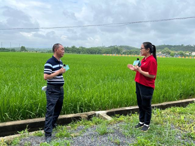 广东省农业技术推广中心副部长曾艾兰（左）、智慧三农（阳春市）农业专业合作社联合社负责人吴柔婷（右）
