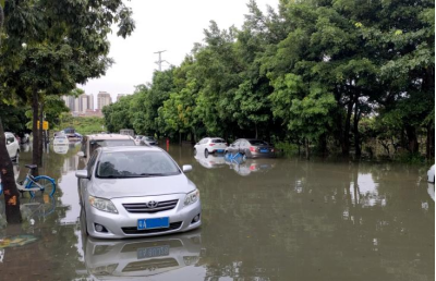 广州人保财险通过大灾巡查,协助撤离积水区域车辆