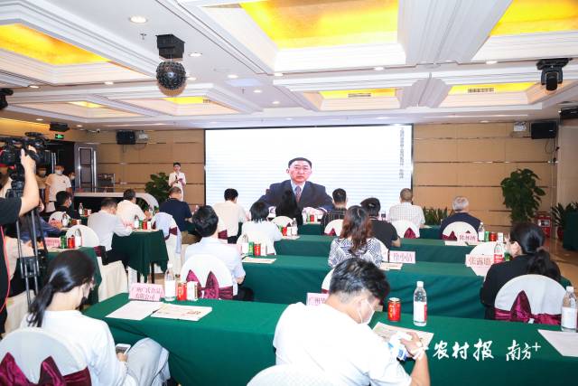 工业和信息化部消费品工业司副司长张晓峰视频连线致辞