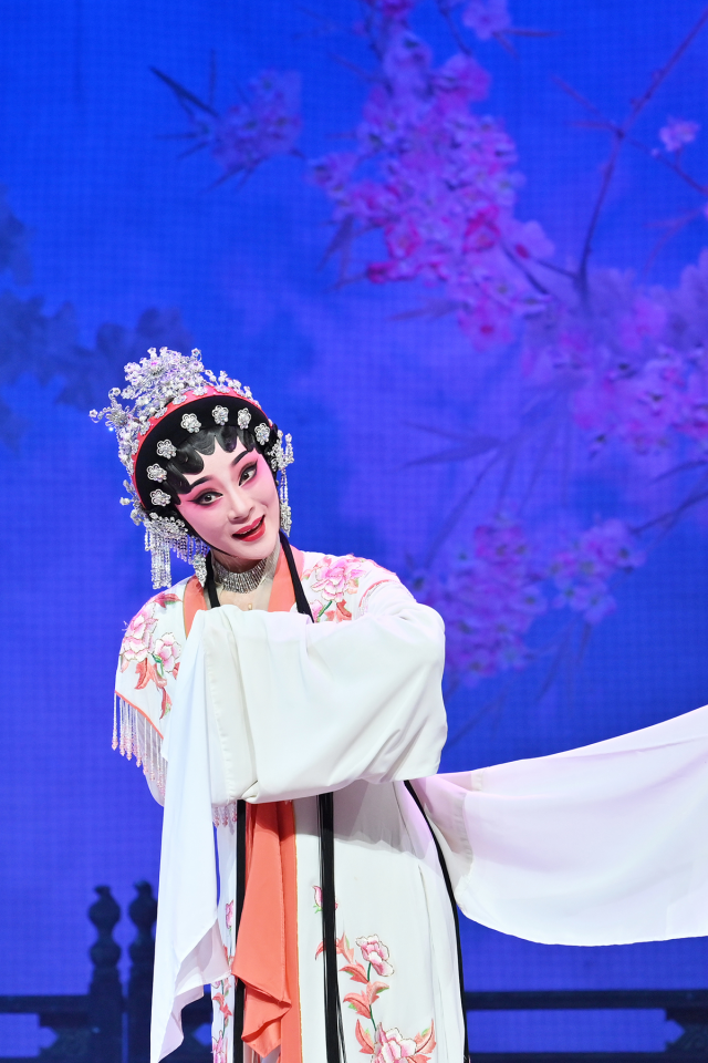 18分钟唱腔开口跪演活粤剧版杜丽娘青年戏剧人