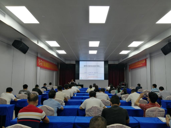 勾红潮副研究员作“猪伪狂病的防控与净化”专题技术培训报告。