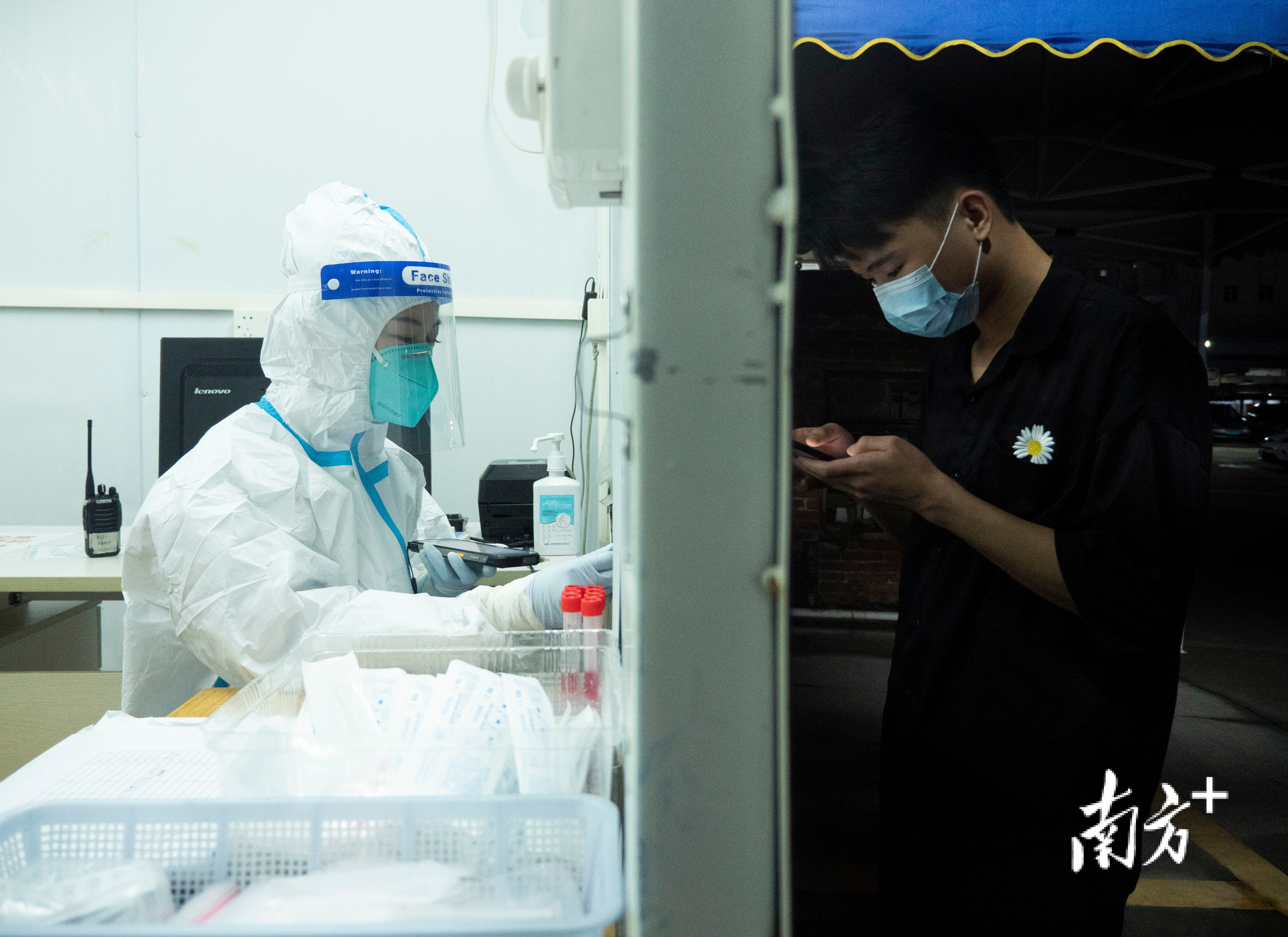 许心如为黄码人员做核酸采样。南方+ 戴嘉信 拍摄 许心如为黄码人员做核酸采样。南方+ 戴嘉信 拍摄